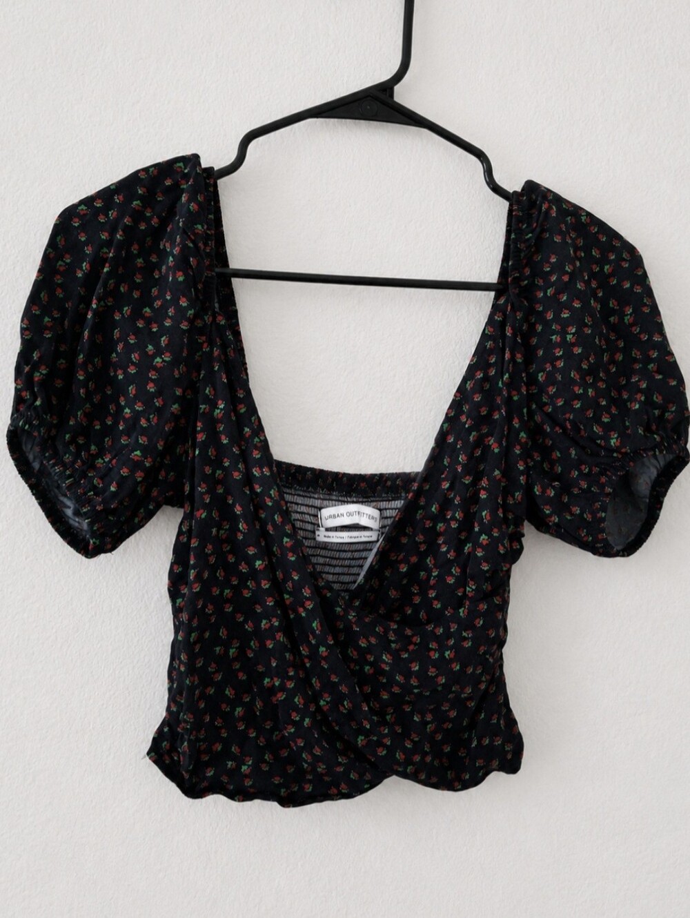 Urban Outfitters Strawberry Puff Sleeve Crop Top - Picture 4 of 7